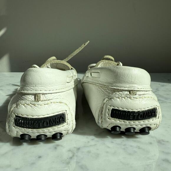 Minnetonka Classic Leather Driver Moccasins White Made in USA Women’s - Picture 5 of 7
